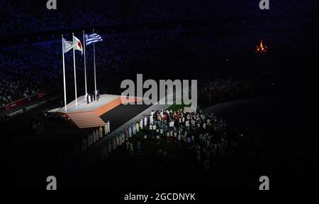 Tokio. August 2021. Die olympischen, japanischen und griechischen Flaggen sind während der Abschlusszeremonie der Olympischen Spiele 2020 in Tokio im Olympiastadion in Tokio, Japan, zu sehen. Quelle: Cheng Min/Xinhua/Alamy Live News Stockfoto