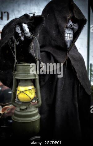 Halloween-Skelett. Tilley-Lampe mit Kapuze und Figur Stockfoto