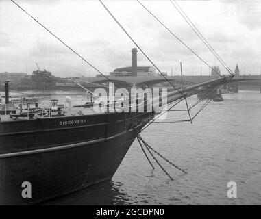 1950er Jahre, historische Ansicht des berühmten Barque-Rigged-Segelschiffs "RRS Discovery" auf der Themse, London, England, Großbritannien, das letzte hölzerne Dreimast-Schiff, das in Großbritannien gebaut wurde. Sie war ein Segelschiff mit einem zusätzlichen Dampfantrieb und wurde in Dundee, Schottland, gebaut. Ihre erste Reise, die als Discovery Expedition (1901-1904) bekannt ist, wurde speziell für die Antarktisforschung gebaut und führte die britischen Forscher Robert Falcon Scott und Ernest Shackletone in die Region. Nachdem sie von 1929 bis 1931 in der australischen Antarktis war, wurde sie als statisches Trainingsschiff und Besucherattraktion auf der Themse festgemacht. Stockfoto