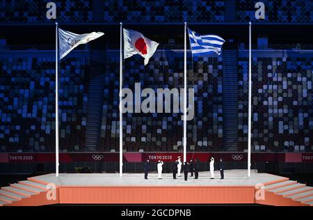 Die olympische, japanische und griechische Flagge, die während der Abschlusszeremonie am 17. Tag der Olympischen Spiele 2020 in Tokio, Japan, am Sonntag, dem 08. August, abgebildet ist Stockfoto