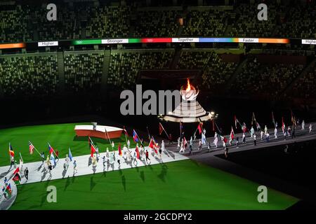 Toyko, Japan. August 2021. Fahnenträger betreten das Stadion während der Abschlusszeremonie der Olympischen Spiele 2020 in Tokio, Japan. Kredit: SPP Sport Pressefoto. /Alamy Live News Stockfoto