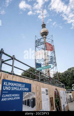 Freie Ausstellung zu Thema Gesundheit, Klima und Zusammenleben am Alexanderplatz, Wissenstadt Berlin Stockfoto