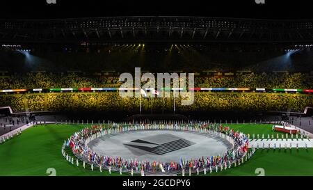 Toyko, Japan. August 2021. Fahnenträger betreten das Stadion während der Abschlusszeremonie der Olympischen Spiele 2020 in Tokio, Japan. Kredit: SPP Sport Pressefoto. /Alamy Live News Stockfoto