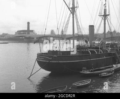 1950er Jahre, historische Ansicht des berühmten Barque-Rigged-Segelschiffs "RRS Discovery" auf der Themse, London, England, Großbritannien, das letzte hölzerne Dreimast-Schiff, das in Großbritannien gebaut wurde. Sie war ein Segelschiff mit einem zusätzlichen Dampfantrieb und wurde in Dundee, Schottland, gebaut. Ihre erste Reise, die als Discovery Expedition (1901-1904) bekannt ist, wurde speziell für die Antarktisforschung gebaut und führte die britischen Forscher Robert Falcon Scott und Ernest Shackletone in die Region. Nachdem sie von 1929 bis 1931 in der australischen Antarktis war, wurde sie als statisches Trainingsschiff und Besucherattraktion auf der Themse festgemacht. Stockfoto