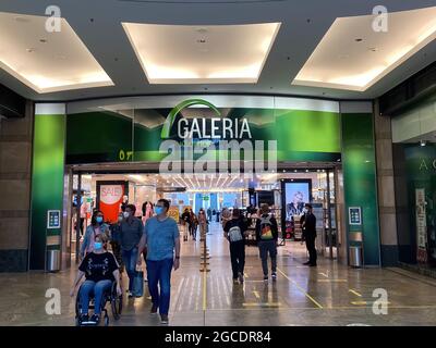Oberhausen, Deutschland - Juli 9. 2021: Blick auf die Ladenfront mit Logo-Schriftzug der galerie kaufhof im Einkaufszentrum Stockfoto