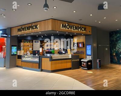 Oberhausen, Deutschland - Juli 9. 2021: Blick auf das mövenpick Cafe in der Shopping Mall Stockfoto