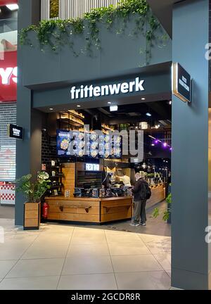 Oberhausen, Deutschland - Juli 9. 2021: Blick auf das Restaurant Frittenwerk im Einkaufszentrum Stockfoto