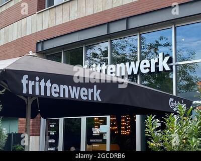 Oberhausen, Deutschland - Juli 9. 2021: Blick auf das Restaurant Frittenwerk im Einkaufszentrum Stockfoto