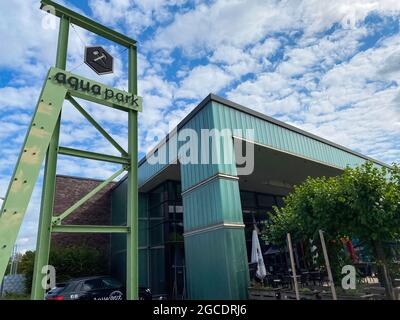 Oberhausen, Deutschland - Juli 9. 2021: Blick auf Mast und Gebäude mit Logo-Schriftzug des Aquaparks Stockfoto