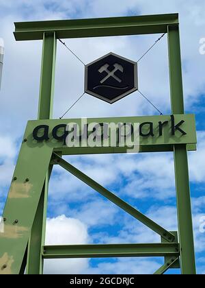 Oberhausen, Deutschland - Juli 9. 2021: Blick auf den Turm mit Logo-Schriftzug des Aquaparks gegen den Sommerhimmel Stockfoto