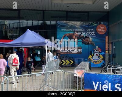 Oberhausen, Deutschland - Juli 9. 2021: Blick auf den Eingang des Aquapark-Gebäudes mit wartenden Menschen Stockfoto