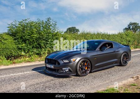 2016 grauer Ford Mustang GT 6-Gang-Schaltgetriebe auf dem Weg zur Capesthorne Hall Classic July Car Show, Ceshire, Großbritannien Stockfoto