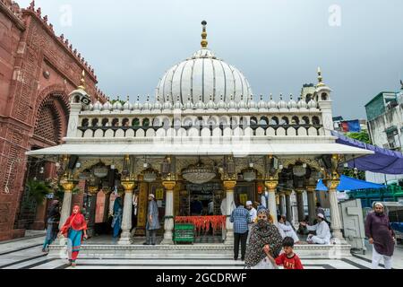 Delhi, Indien - August 2021: Der Marmorschrein Dargah Hazrat Nizamuddin ist dem Sufi-muslimischen heiligen Nizamuddin Auliya in Delhi, Indien, gewidmet Stockfoto