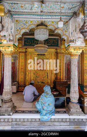 Delhi, Indien - August 2021: Der Marmorschrein Dargah Hazrat Nizamuddin ist dem Sufi-muslimischen heiligen Nizamuddin Auliya in Delhi, Indien, gewidmet Stockfoto