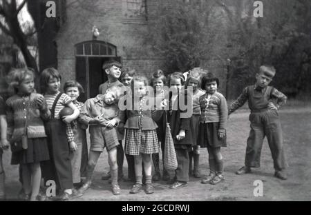 1950er Jahre, historisch, Gruppe von jungen Kindern, die außerhalb, Deutschland, zusammen stehen. Stockfoto