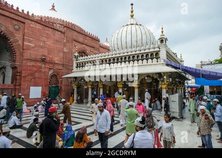 Delhi, Indien - August 2021: Der Marmorschrein Dargah Hazrat Nizamuddin ist dem Sufi-muslimischen heiligen Nizamuddin Auliya in Delhi, Indien, gewidmet Stockfoto