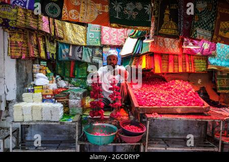 Delhi, Indien - 2021. August: Blumenhändler in der Nähe des Marmorschreines Dargah Hazrat Nizamuddin am 7. August 2021 in Delhi, Indien. Stockfoto