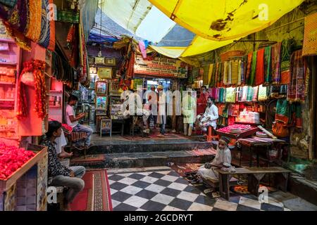 Delhi, Indien - August 2021: Markt in der Nähe des Dargah Hazrat Nizamuddin Marmorschrein ist dem Sufi-muslimischen heiligen Nizamuddin Auliya in Delhi gewidmet. Stockfoto