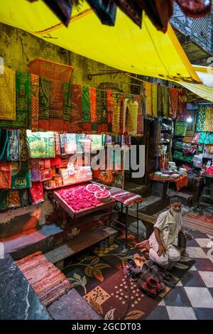 Delhi, Indien - August 2021: Markt in der Nähe des Dargah Hazrat Nizamuddin Marmorschrein ist dem Sufi-muslimischen heiligen Nizamuddin Auliya in Delhi gewidmet. Stockfoto