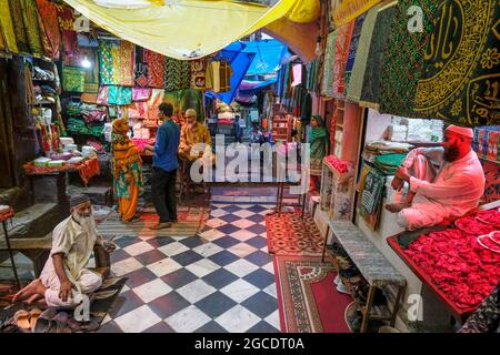 Delhi, Indien - August 2021: Markt in der Nähe des Dargah Hazrat Nizamuddin Marmorschrein ist dem Sufi-muslimischen heiligen Nizamuddin Auliya in Delhi gewidmet. Stockfoto