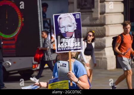 London, Großbritannien. August 2021. Freier Protest von Julian Assange im Piccadilly Circus. Im Rahmen der anhaltenden Proteste, die die Freilassung des WikiLeaks-Gründers forderten, versammelten sich erneut Demonstranten. Stockfoto