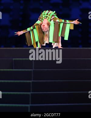 Tokio, Japan. August 2021. Ein Künstler tritt während der Abschlusszeremonie der Olympischen Spiele 2020 in Tokio, Japan, am 8. August 2021 auf. Quelle: Cao Can/Xinhua/Alamy Live News Stockfoto