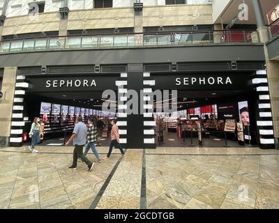 Oberhausen, Deutschland - Juli 9. 2021: Blick auf die Ladenfront mit Logo-Schriftzug der sephora-Parfümerie im Einkaufszentrum Stockfoto