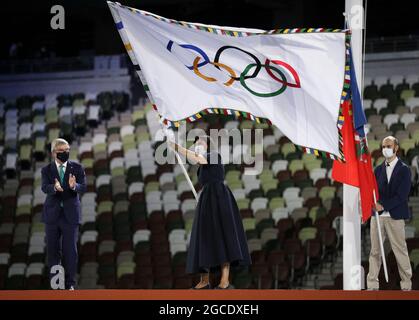 Tokio, Japan. August 2021. Anne Hidalgo, die Bürgermeisterin von Paris, winkt bei der Abschlussfeier der Olympischen Spiele 2020 in Tokio, Japan, am 8. August 2021 die olympische Flagge. Quelle: Li Ming/Xinhua/Alamy Live News Stockfoto