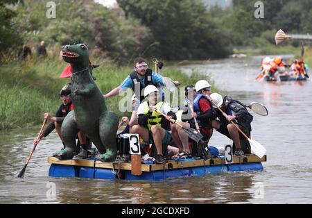 Lewes, Großbritannien. August 2021. Abenteuerlustige Seeleute fahren auf einer 7 Meilen langen Wohltätigkeitsreise entlang des Flusses Ouse von Lewes nach Newhaven in selbstfahrenden Flößen. Das diesjährige Rennthema sind die Olympischen Spiele in Tokio, also müssen die Teilnehmer olympisches Thema sein oder die japanische Kultur feiern. Ein Preis wird an das schnellste Floß des Tages vergeben. Es wird auch Auszeichnungen für das am besten dekorierte Floß, das umweltfreundlichste Floß und den Konstrukteurs-Cup geben. Quelle: James Boardman/Alamy Live News Stockfoto