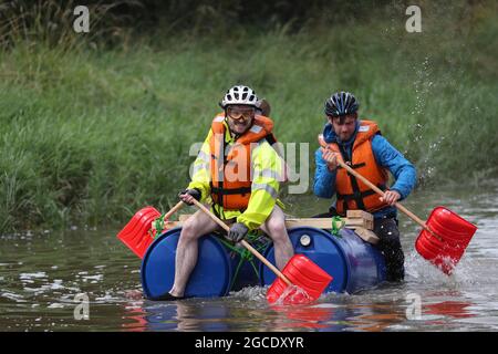 Lewes, Großbritannien. August 2021. Abenteuerlustige Seeleute fahren auf einer 7 Meilen langen Wohltätigkeitsreise entlang des Flusses Ouse von Lewes nach Newhaven in selbstfahrenden Flößen. Das diesjährige Rennthema sind die Olympischen Spiele in Tokio, also müssen die Teilnehmer olympisches Thema sein oder die japanische Kultur feiern. Ein Preis wird an das schnellste Floß des Tages vergeben. Es wird auch Auszeichnungen für das am besten dekorierte Floß, das umweltfreundlichste Floß und den Konstrukteurs-Cup geben. Quelle: James Boardman/Alamy Live News Stockfoto