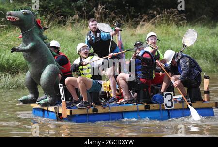 Lewes, Großbritannien. August 2021. Abenteuerlustige Seeleute fahren auf einer 7 Meilen langen Wohltätigkeitsreise entlang des Flusses Ouse von Lewes nach Newhaven in selbstfahrenden Flößen. Das diesjährige Rennthema sind die Olympischen Spiele in Tokio, also müssen die Teilnehmer olympisches Thema sein oder die japanische Kultur feiern. Ein Preis wird an das schnellste Floß des Tages vergeben. Es wird auch Auszeichnungen für das am besten dekorierte Floß, das umweltfreundlichste Floß und den Konstrukteurs-Cup geben. Quelle: James Boardman/Alamy Live News Stockfoto