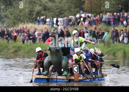 Lewes, Großbritannien. August 2021. Abenteuerlustige Seeleute fahren auf einer 7 Meilen langen Wohltätigkeitsreise entlang des Flusses Ouse von Lewes nach Newhaven in selbstfahrenden Flößen. Das diesjährige Rennthema sind die Olympischen Spiele in Tokio, also müssen die Teilnehmer olympisches Thema sein oder die japanische Kultur feiern. Ein Preis wird an das schnellste Floß des Tages vergeben. Es wird auch Auszeichnungen für das am besten dekorierte Floß, das umweltfreundlichste Floß und den Konstrukteurs-Cup geben. Quelle: James Boardman/Alamy Live News Stockfoto