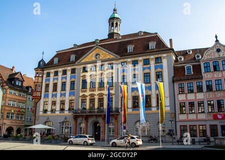 Coburg, Deutschland, 17. Juli 2021. Sehr buntes Rathaus auf dem Marktplatz. Stockfoto