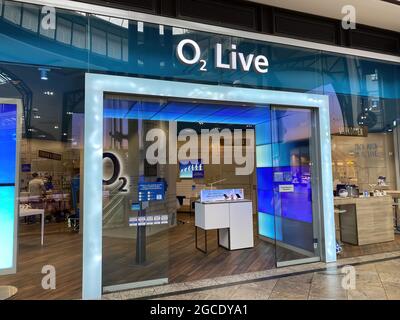 Oberhausen, Deutschland - Juli 9. 2021: Blick auf die Ladenfront mit Logo-Schriftzug von o2 live im Einkaufszentrum Stockfoto