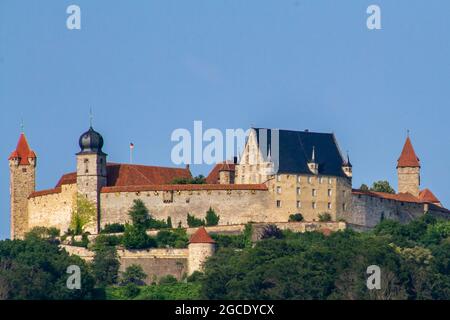 Coburg, Deutschland, 19. Juli 2021. Blick von Westen auf die Festung Coburg. Die Veste Coburg oder Festung Coburg gehört zu den am besten erhaltenen medi Stockfoto