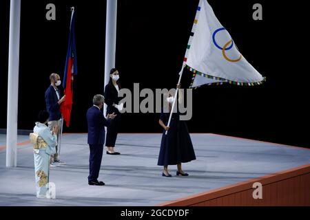 Tokio, Japan. August 2021. ANNE HIDALGO, Bürgermeisterin von Paris, erhält die olympische Flagge während der Abschlussfeier der Olympischen Spiele 2020 in Tokio im Olympiastadion. (Bild: © Rodrigo Reyes Marin/ZUMA Press Wire) Stockfoto