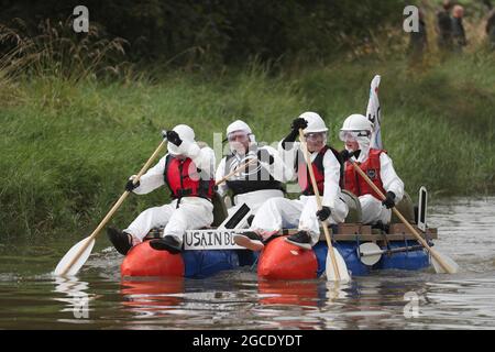 Lewes, Großbritannien. August 2021. Abenteuerlustige Seeleute fahren auf einer 7 Meilen langen Wohltätigkeitsreise entlang des Flusses Ouse von Lewes nach Newhaven in selbstfahrenden Flößen. Das diesjährige Rennthema sind die Olympischen Spiele in Tokio, also müssen die Teilnehmer olympisches Thema sein oder die japanische Kultur feiern. Ein Preis wird an das schnellste Floß des Tages vergeben. Es wird auch Auszeichnungen für das am besten dekorierte Floß, das umweltfreundlichste Floß und den Konstrukteurs-Cup geben. Quelle: James Boardman/Alamy Live News Stockfoto