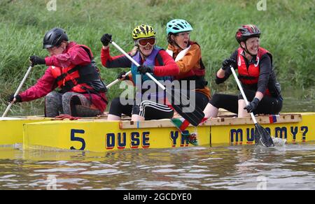 Lewes, Großbritannien. August 2021. Abenteuerlustige Seeleute fahren auf einer 7 Meilen langen Wohltätigkeitsreise entlang des Flusses Ouse von Lewes nach Newhaven in selbstfahrenden Flößen. Das diesjährige Rennthema sind die Olympischen Spiele in Tokio, also müssen die Teilnehmer olympisches Thema sein oder die japanische Kultur feiern. Ein Preis wird an das schnellste Floß des Tages vergeben. Es wird auch Auszeichnungen für das am besten dekorierte Floß, das umweltfreundlichste Floß und den Konstrukteurs-Cup geben. Quelle: James Boardman/Alamy Live News Stockfoto