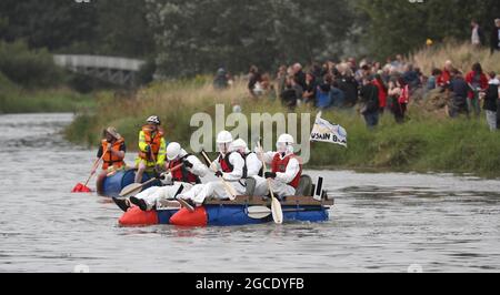 Lewes, Großbritannien. August 2021. Abenteuerlustige Seeleute fahren auf einer 7 Meilen langen Wohltätigkeitsreise entlang des Flusses Ouse von Lewes nach Newhaven in selbstfahrenden Flößen. Das diesjährige Rennthema sind die Olympischen Spiele in Tokio, also müssen die Teilnehmer olympisches Thema sein oder die japanische Kultur feiern. Ein Preis wird an das schnellste Floß des Tages vergeben. Es wird auch Auszeichnungen für das am besten dekorierte Floß, das umweltfreundlichste Floß und den Konstrukteurs-Cup geben. Quelle: James Boardman/Alamy Live News Stockfoto