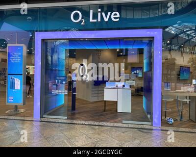 Oberhausen, Deutschland - Juli 9. 2021: Blick auf die Ladenfront mit Logo-Schriftzug von o2 live im Einkaufszentrum Stockfoto