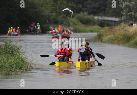 Lewes, Großbritannien. August 2021. Abenteuerlustige Seeleute fahren auf einer 7 Meilen langen Wohltätigkeitsreise entlang des Flusses Ouse von Lewes nach Newhaven in selbstfahrenden Flößen. Das diesjährige Rennthema sind die Olympischen Spiele in Tokio, also müssen die Teilnehmer olympisches Thema sein oder die japanische Kultur feiern. Ein Preis wird an das schnellste Floß des Tages vergeben. Es wird auch Auszeichnungen für das am besten dekorierte Floß, das umweltfreundlichste Floß und den Konstrukteurs-Cup geben. Quelle: James Boardman/Alamy Live News Stockfoto