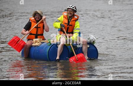 Lewes, Großbritannien. August 2021. Abenteuerlustige Seeleute fahren auf einer 7 Meilen langen Wohltätigkeitsreise entlang des Flusses Ouse von Lewes nach Newhaven in selbstfahrenden Flößen. Das diesjährige Rennthema sind die Olympischen Spiele in Tokio, also müssen die Teilnehmer olympisches Thema sein oder die japanische Kultur feiern. Ein Preis wird an das schnellste Floß des Tages vergeben. Es wird auch Auszeichnungen für das am besten dekorierte Floß, das umweltfreundlichste Floß und den Konstrukteurs-Cup geben. Quelle: James Boardman/Alamy Live News Stockfoto