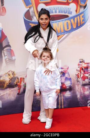 Cara De La Hoyde und Sohn Freddie kommen zur Galavorführung von Paw Patrol The Movie im Vue Leicester Square, London. Bilddatum: Sonntag, 8. August 2021. Stockfoto