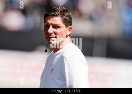 08. August 2021, Baden-Württemberg, Mannheim: Fußball: DFB-Pokal, SV Waldhof Mannheim - Eintracht Frankfurt, 1. Runde, Carl-Benz-Stadion. Der Frankfurter Trainer Oliver Glasner ist auf dem Platz. (WICHTIGER HINWEIS: Gemäß den Bestimmungen der DFL Deutsche Fußball Liga und des DFB Deutscher Fußball-Bund ist es untersagt, im Stadion und/oder vom Spiel aufgenommene Fotos in Form von Sequenzbildern und/oder videoähnlichen Fotoserien zu verwenden oder zu verwenden). Foto: Uwe Anspach/dpa - WICHTIGER HINWEIS: Gemäß den Vorschriften der DFL Deutsche Fußball Liga und/oder des DFB Deutscher Fuß Stockfoto