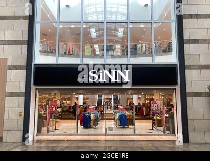 Oberhausen, Deutschland - Juli 9. 2021: Blick auf die Ladenfront mit Logo-Schriftzug von sinn Fashion im Einkaufszentrum Stockfoto