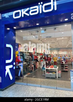 Oberhausen, Deutschland - Juli 9. 2021: Blick auf die Ladenfront mit Logo-Schriftzug von Okaidi Fashion im Einkaufszentrum Stockfoto