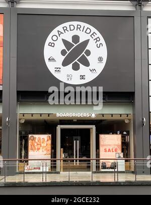 Oberhausen, Deutschland - Juli 9. 2021: Blick auf die Ladenfront mit Logo-Schriftzug von boardriders Fashion im Einkaufszentrum Stockfoto