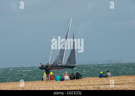 Hurst Castle, Hampshire, Großbritannien. August 2019. Die Teilnehmer des Rolex Fastnet Race 2021 passieren die Zuschauer auf dem Hurst Castle. Kredit: John Beasley/Alamy Stockfoto