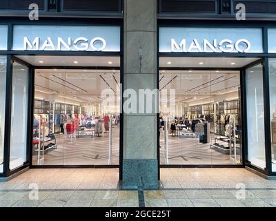 Oberhausen, Deutschland - Juli 9. 2021: Blick auf die Ladenfront mit Logo-Schriftzug der Mango-Mode im Einkaufszentrum Stockfoto
