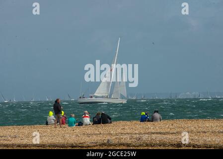 Hurst Castle, Hampshire, Großbritannien. August 2019. Die Teilnehmer des Rolex Fastnet Race 2021 passieren die Zuschauer auf dem Hurst Castle. Kredit: John Beasley/Alamy Stockfoto